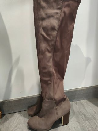 Botas altas ante Anna Field 