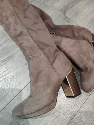 Botas altas ante Anna Field 