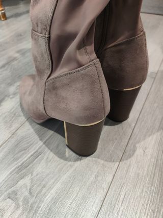 Botas altas ante Anna Field 