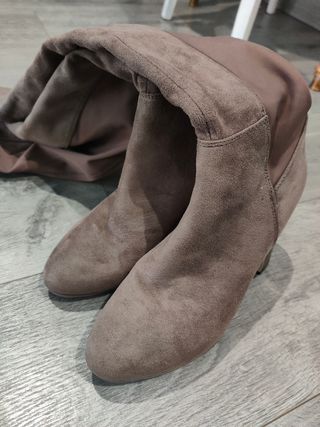 Botas altas ante Anna Field 