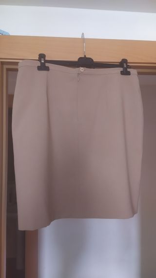 falda marrón talla 48 y regalo otra