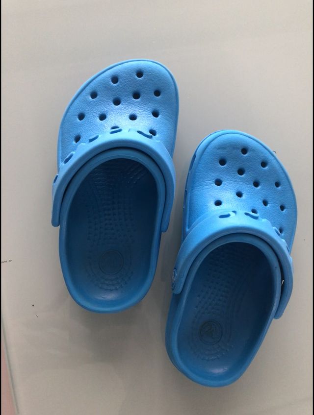 Crocs azules. Talla 7