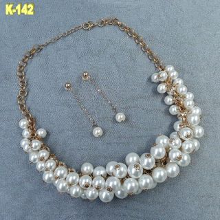 Collar y Pendientes dorados con Perlas