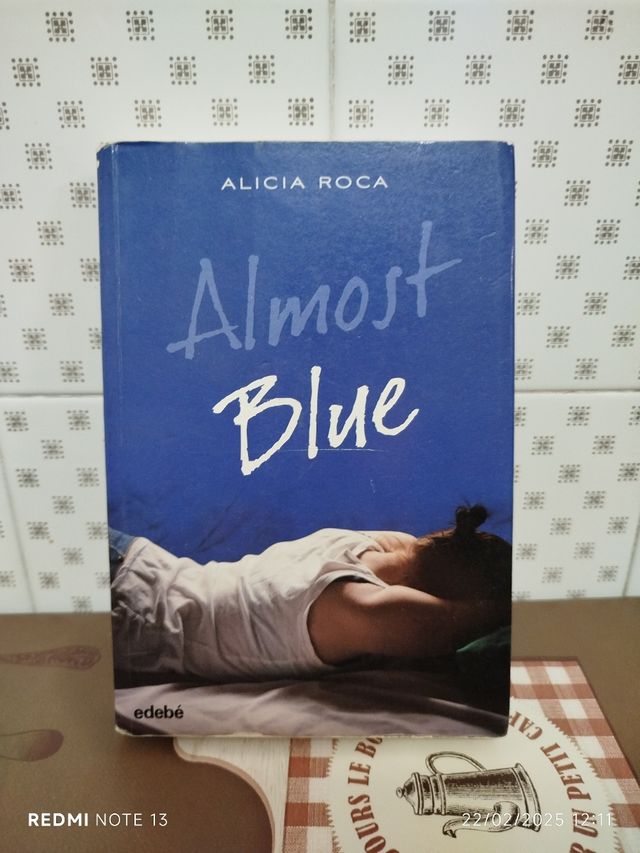 Libro almost blue Alicia Roca