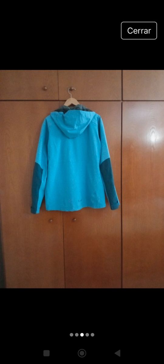 Chaqueta cortavientos con capucha