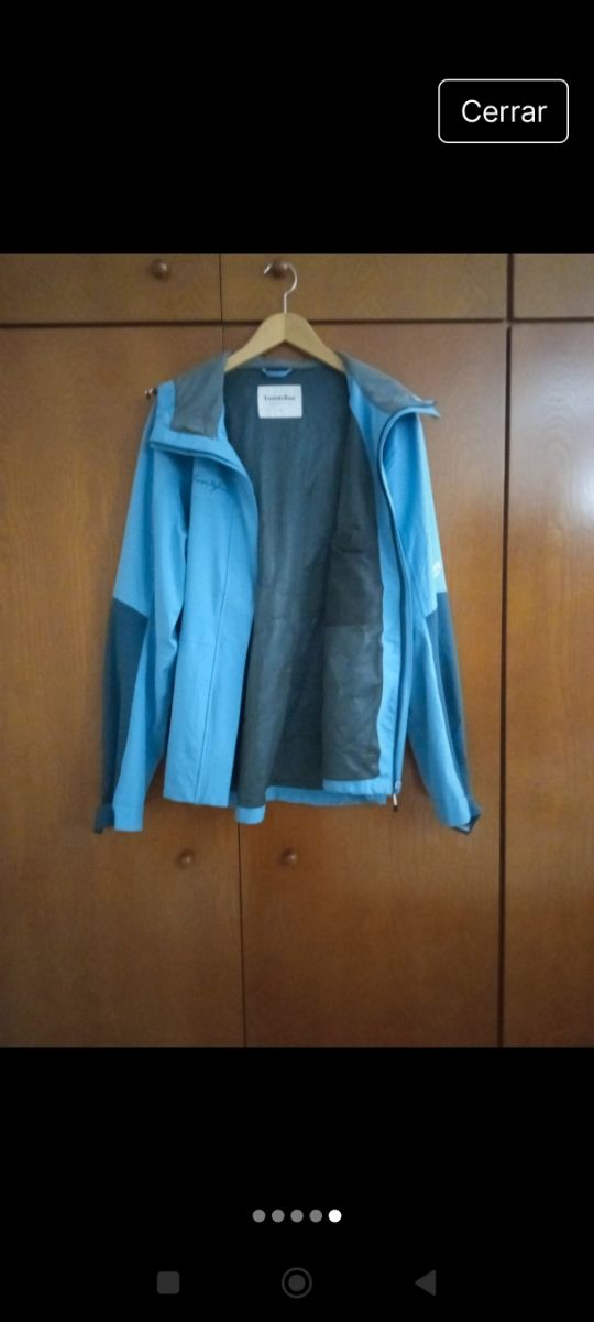 Chaqueta cortavientos con capucha