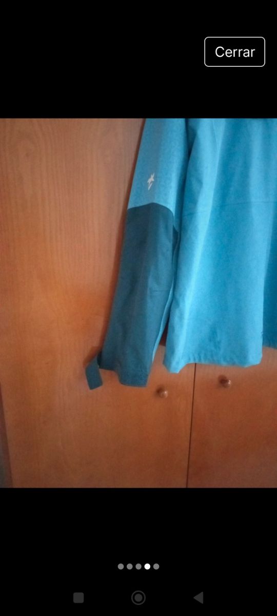 Chaqueta cortavientos con capucha