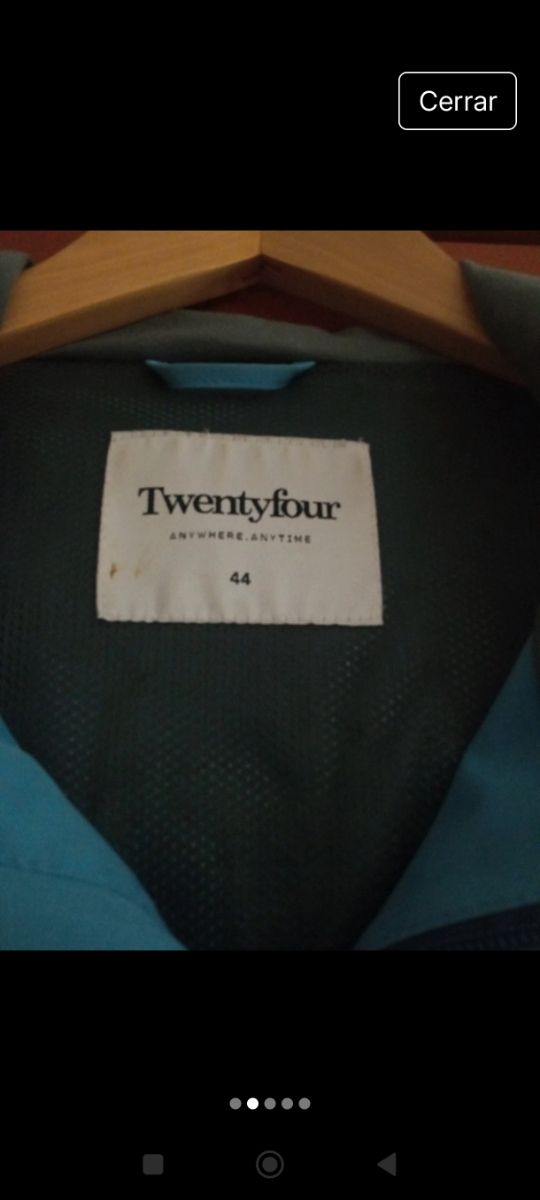 Chaqueta cortavientos con capucha