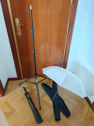 Pie de foco Tokura y paraguas Elinchrom