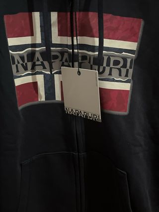 NAPAPIJRI. SUDADERA CON CAPUCHA AZUL.
