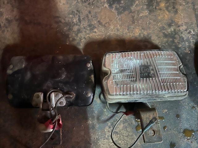 Faróis de camiões de automóveis antigos