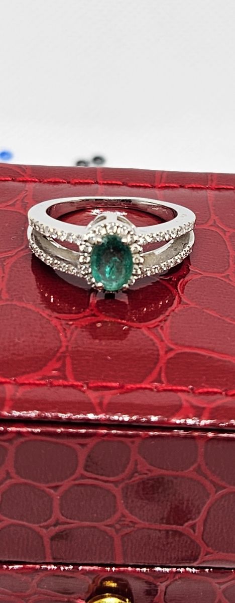 Anillo de oro 18k con 50 diamantes