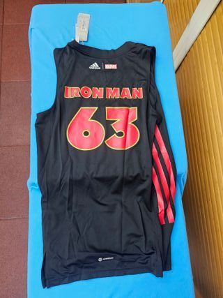 Adidas Real Madrid Marvel Avengers talla M 50x78