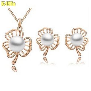 Pendientes y Collar dorado con Perlas