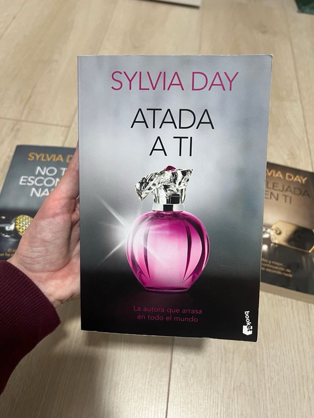 No te escondo nada. Reflejada en ti. Atada a ti.