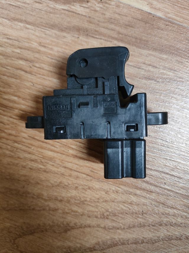 Botón elevalunas Qashqai j10