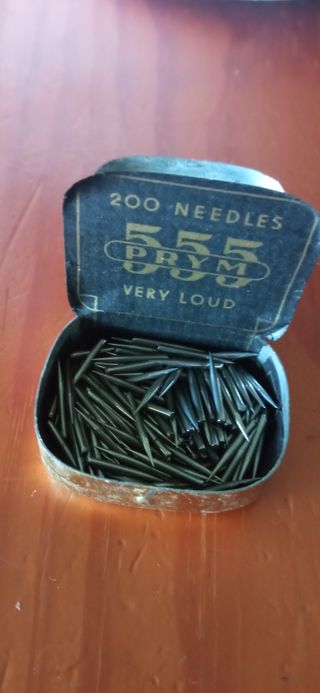 Antigua caja de agujas..gramola o gramof