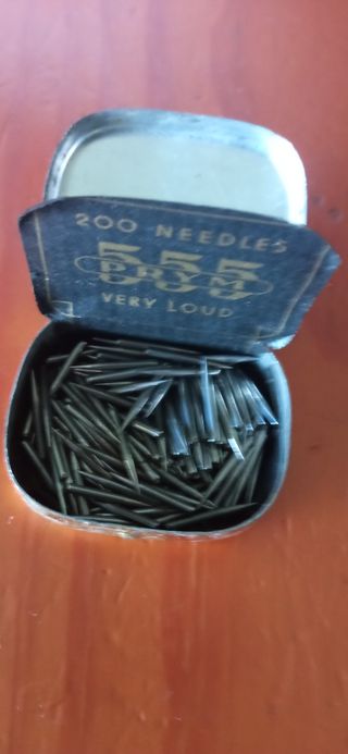 Antigua caja de agujas..gramola o gramof