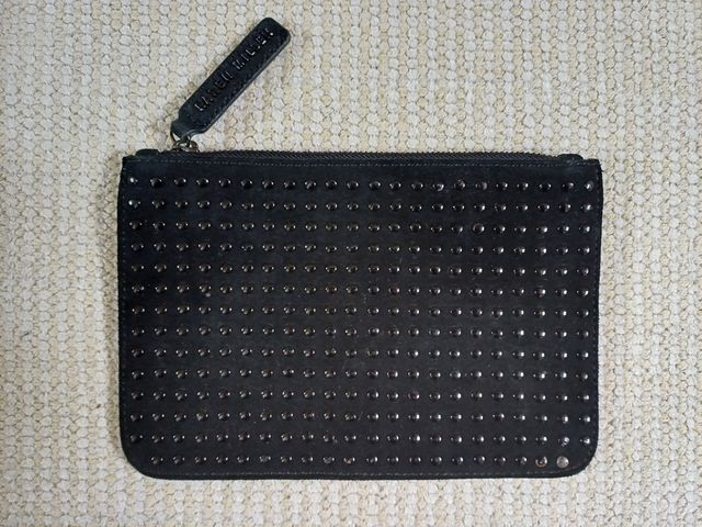 Pantalón y bolso mano