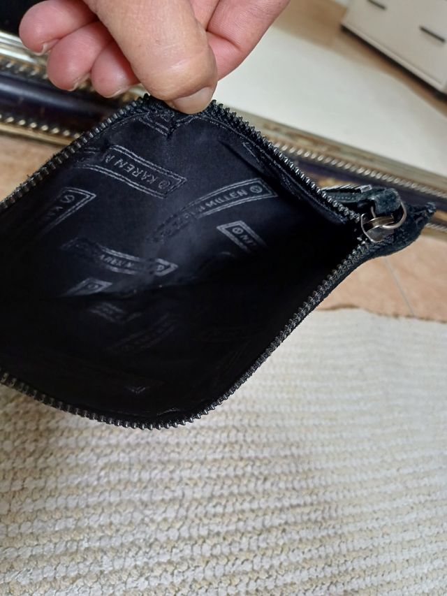 Pantalón y bolso mano