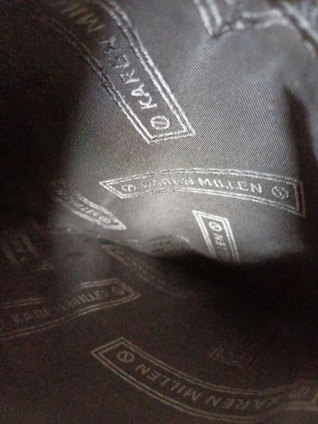 Pantalón y bolso mano