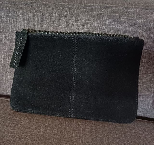 Pantalón y bolso mano