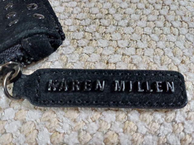 Pantalón y bolso mano