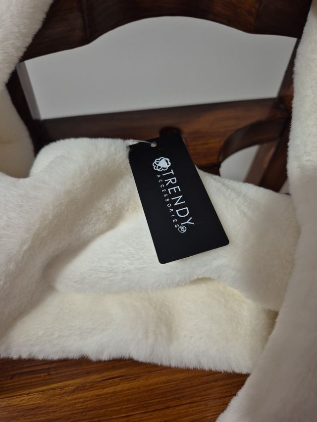 Cuello blanco efecto pelo