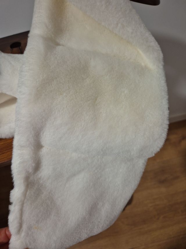 Cuello blanco efecto pelo