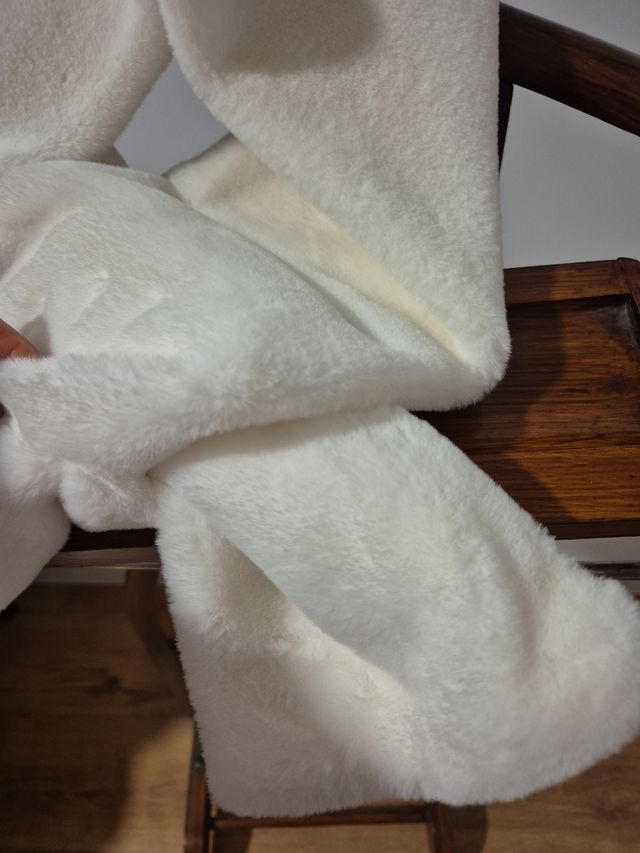 Cuello blanco efecto pelo