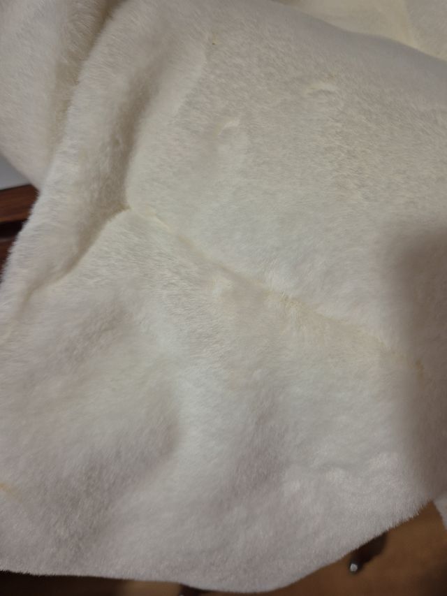 Cuello blanco efecto pelo