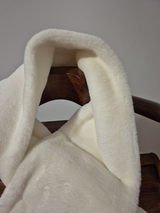 Cuello blanco efecto pelo