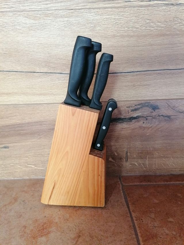 Ceppo in legno porta coltelli