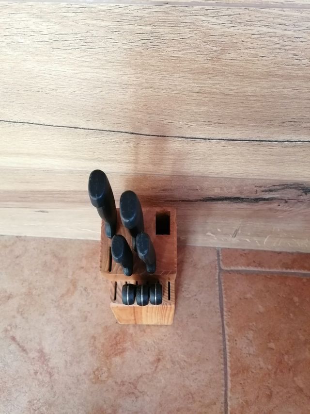Ceppo in legno porta coltelli