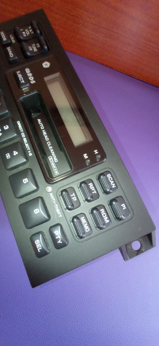 Radiocassette original Chrysler Voyager.