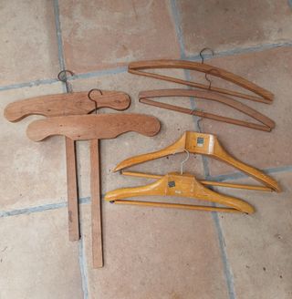 Lote perchas de madera antiguas