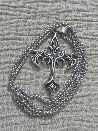 Cadena con colgabte Cruz en llamas