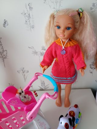 Nancy con carro de bebe y compra 