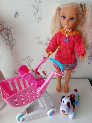 Nancy con carro de bebe y compra 