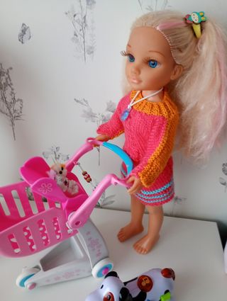 Nancy con carro de bebe y compra 