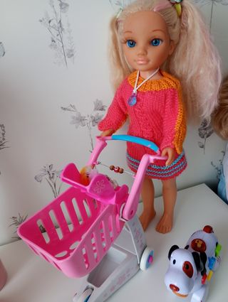 Nancy con carro de bebe y compra 