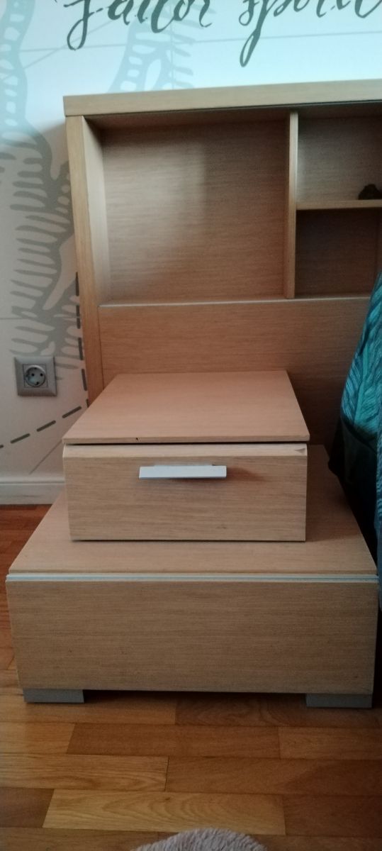 Cabecero cama grande y mesillas .Modelo original .