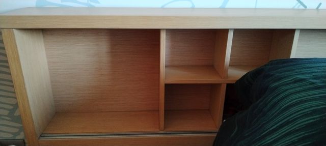 Cabecero cama grande y mesillas .Modelo original .