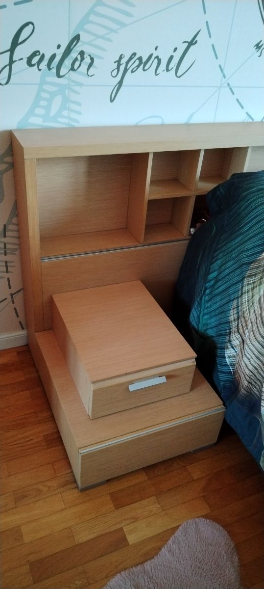 Cabecero cama grande y mesillas .Modelo original .