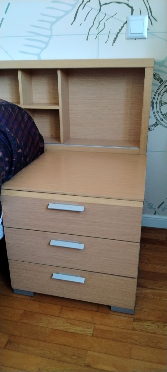 Cabecero cama grande y mesillas .Modelo original .