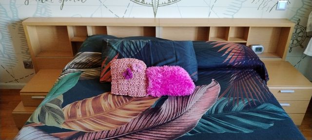 Cabecero cama grande y mesillas .Modelo original .