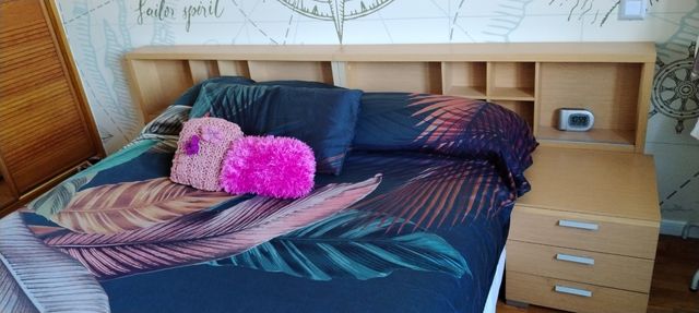 Cabecero cama grande y mesillas .Modelo original .