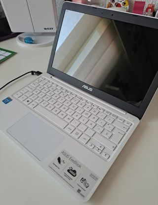 Ordenador ASUS blanco