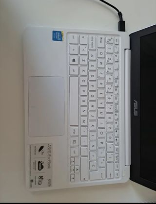 Ordenador ASUS blanco