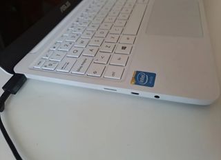 Ordenador ASUS blanco